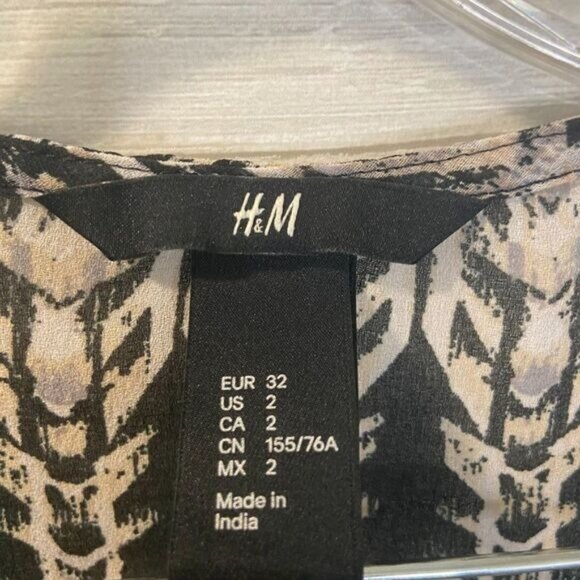 H&M Women's Scoop Neck Printed Rolled Cap Sleeve Blouse‎ Tops - Picture 5 of 6